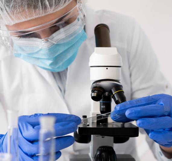 woman-working-laborator (1)